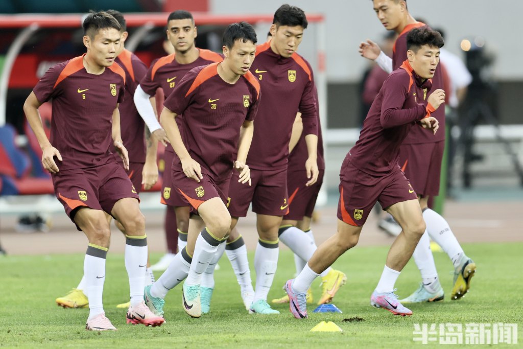 紧张激烈的比赛，球员们全力以赴争夺胜利