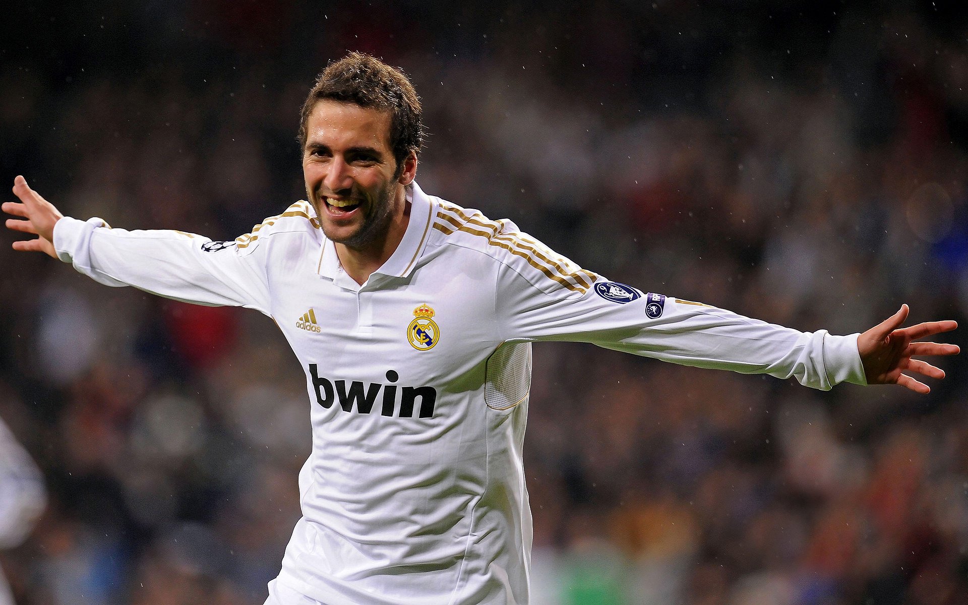  詹姆斯赛点兑现，山东泰山淘汰密尔沃基雄鹿晋级四强，主帅激动落泪